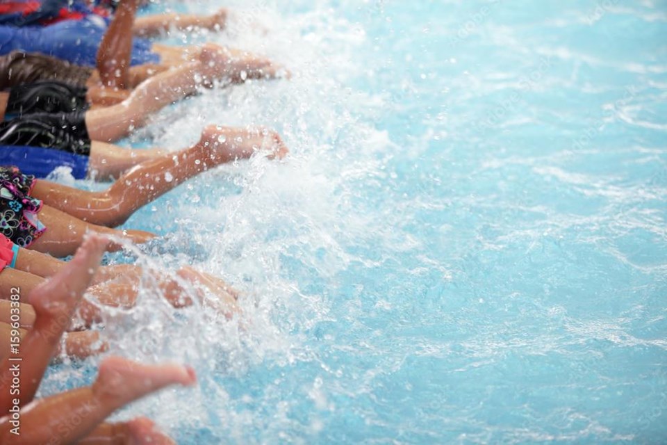 Kinderbeine strampeln im Wasser